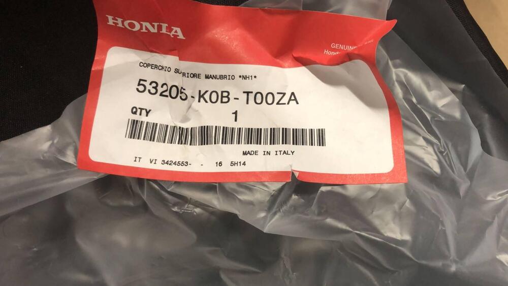 COPERCHIO INFERIORE MANUBRIO PER HONDA FORZA 350. (2)