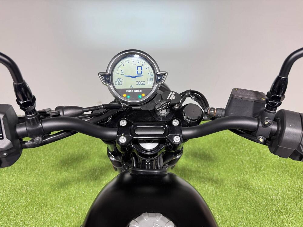 Moto Guzzi V7 Stone (2025 - 26) (7)