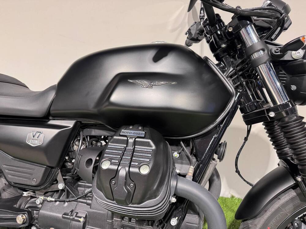Moto Guzzi V7 Stone (2025 - 26) (4)