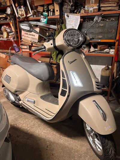 Vespa GTS 300 (2023 - 24) usata