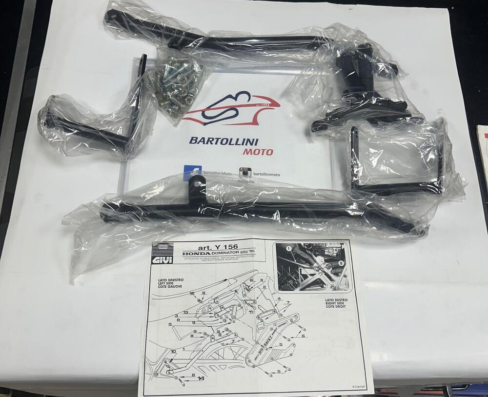 Attacchi per borse laterali per Dominator 650 del Givi