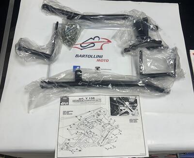 Attacchi per borse laterali per Dominator 650 del Givi