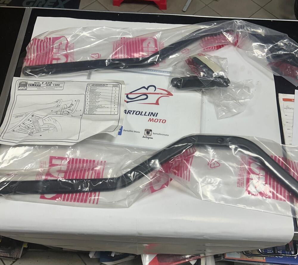 attacco laterale borsa per Yamaha XJR 1200 Givi