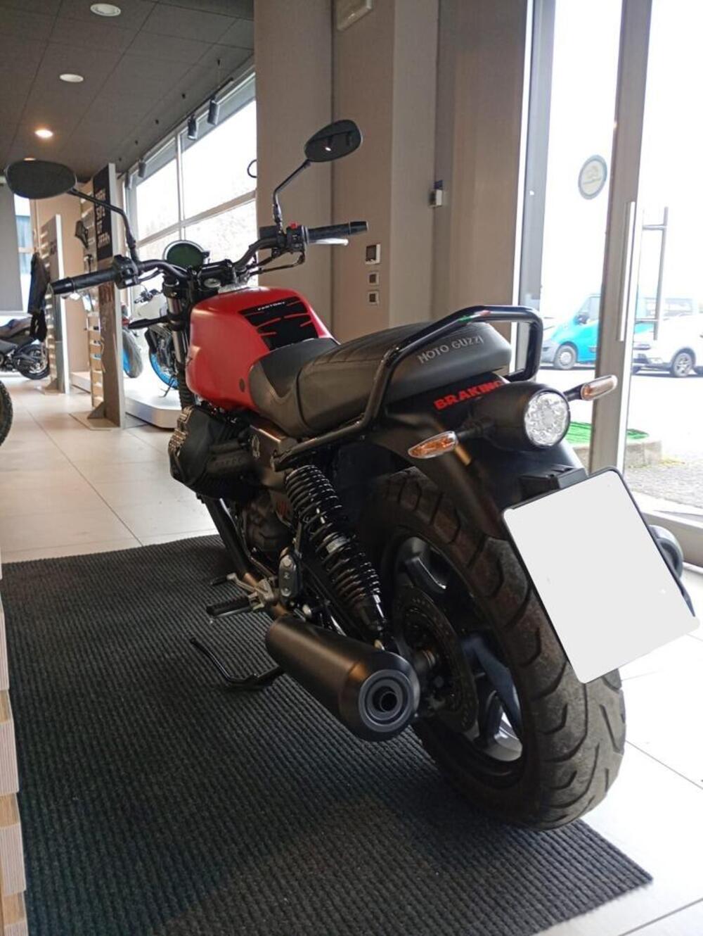 Moto Guzzi V7 Stone (2021 - 24) (2)