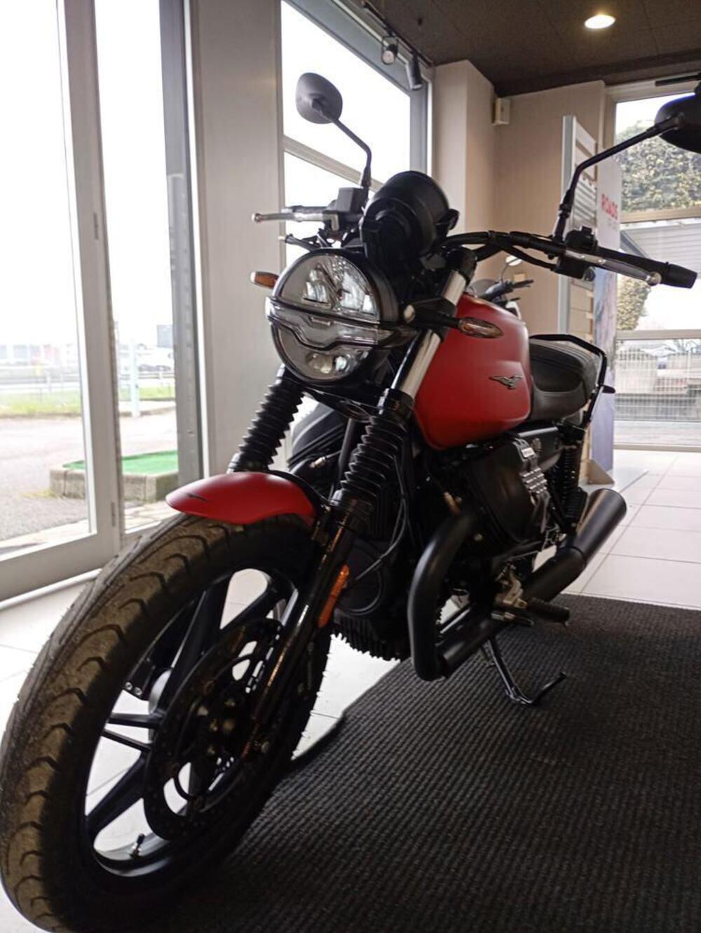 Moto Guzzi V7 Stone (2021 - 24) (4)