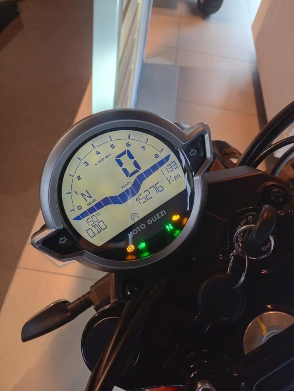 Moto Guzzi V7 Stone (2021 - 24) (5)