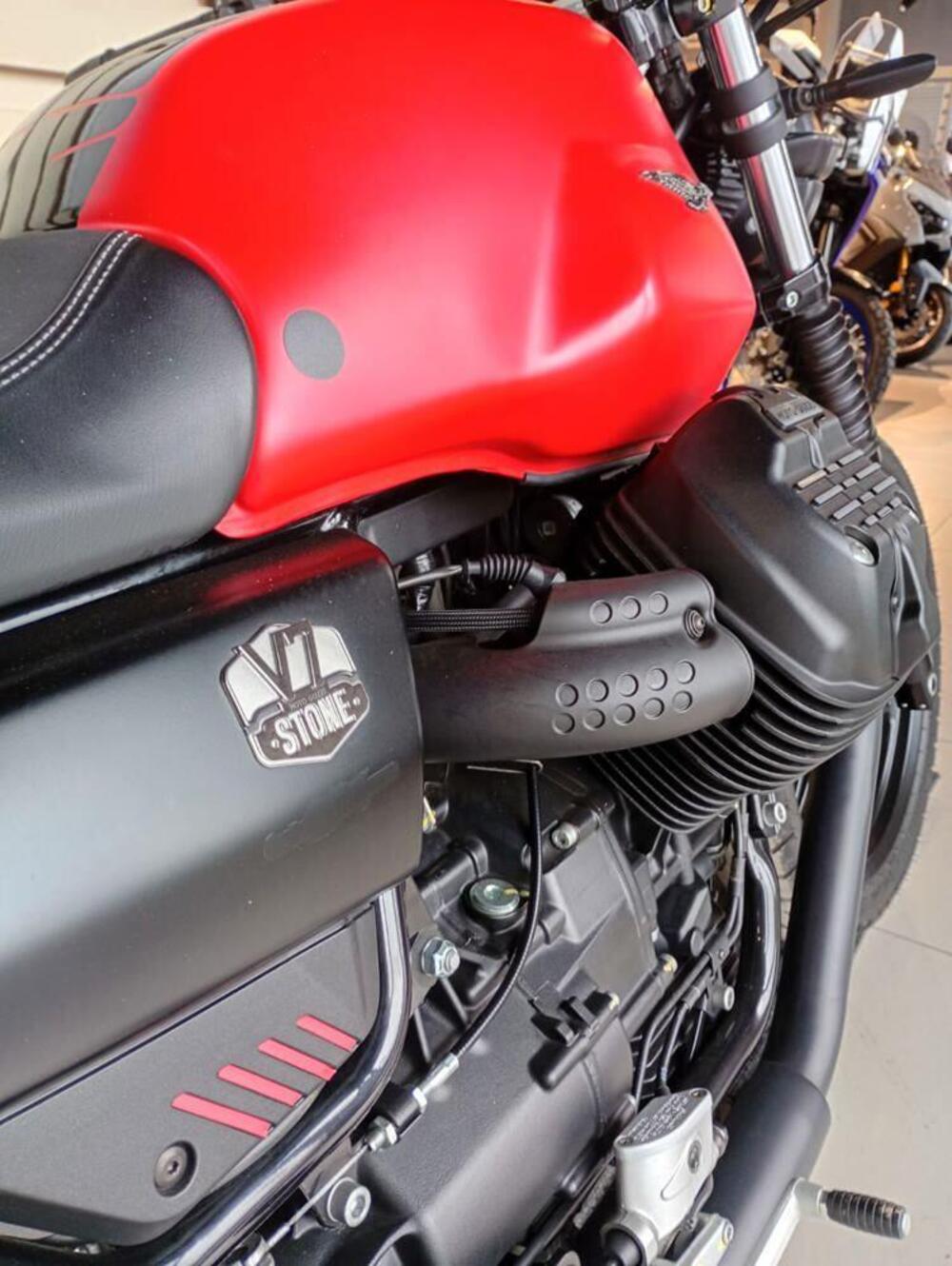 Moto Guzzi V7 Stone (2021 - 24) (3)