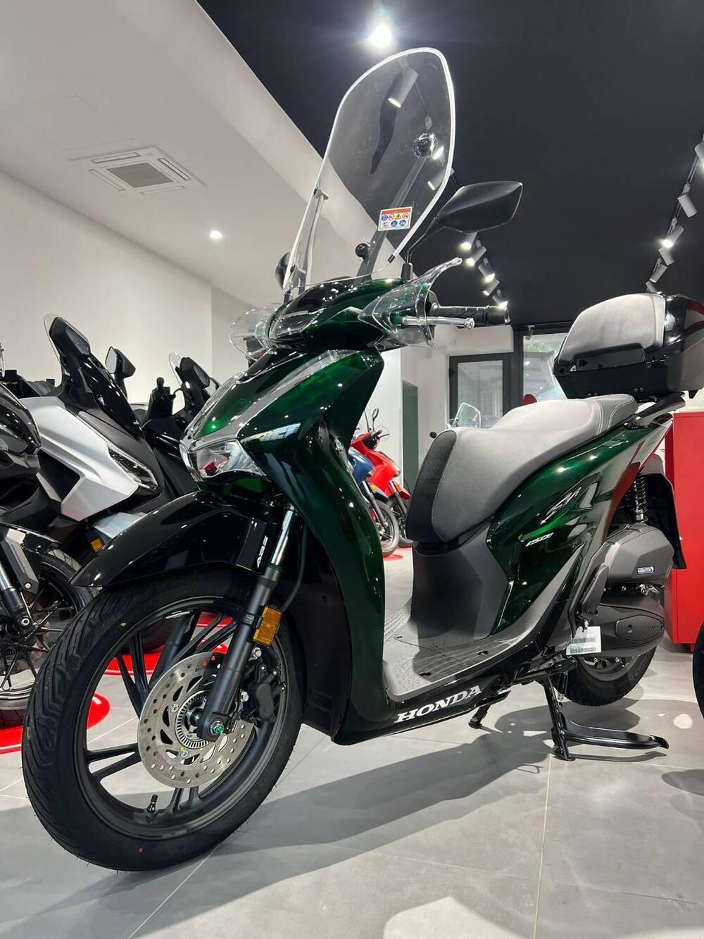 Honda SH 150i (2024 - 25) (2)