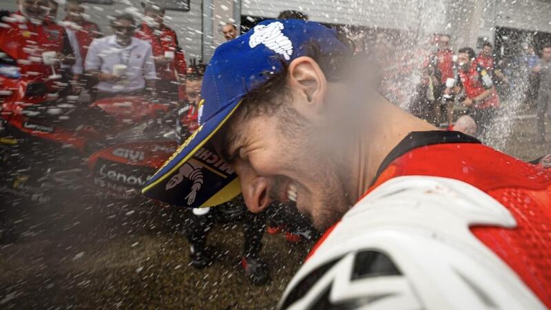 MotoGP 2026. Pecco Bagnaia a cuore aperto: "Mi sono sentito un outsider. Ho vissuto la 'gabbia dei matti'. Marquez? Il rapporto &egrave; ottimo" [VIDEO]