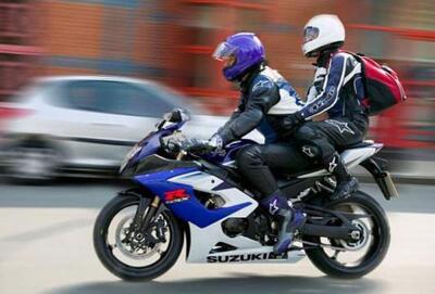 Vietato andare in due in moto perch&eacute; lo fanno i sacari. La nuova regola in Per&ugrave;
