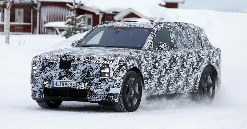 Il futuro di Rolls-Royce &egrave; elettrico: spunta il nuovo maxi SUV EV
