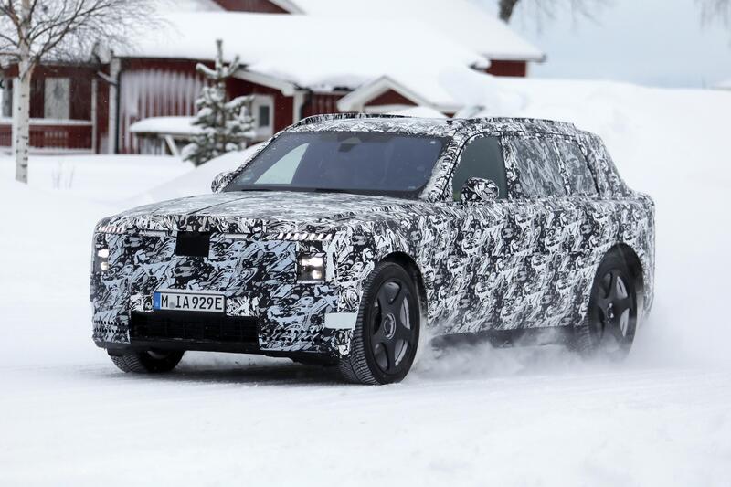 Il futuro di Rolls-Royce &egrave; elettrico: spunta il nuovo maxi SUV EV