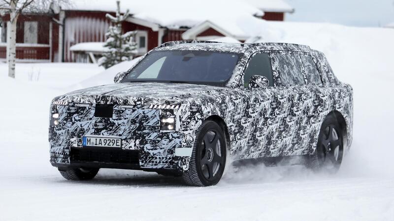 Il futuro di Rolls-Royce &egrave; elettrico: spunta il nuovo maxi SUV EV