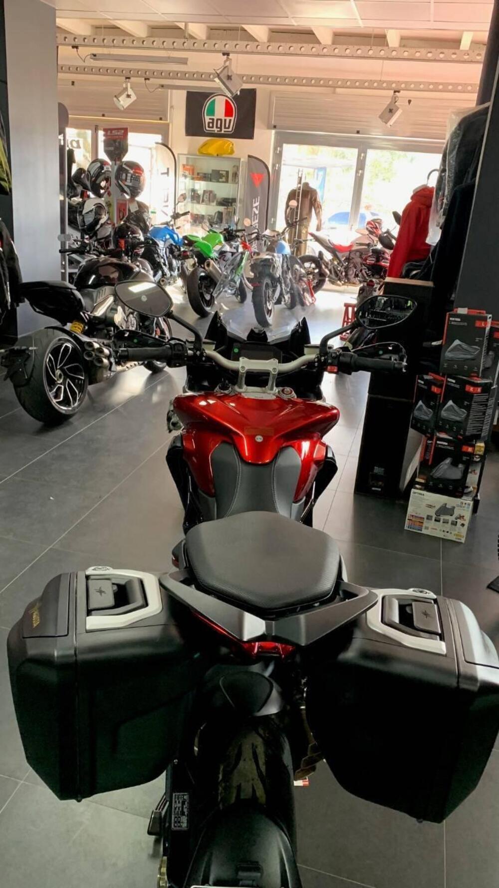 MV Agusta Turismo Veloce 800 Lusso SCS (2021 - 26) (2)