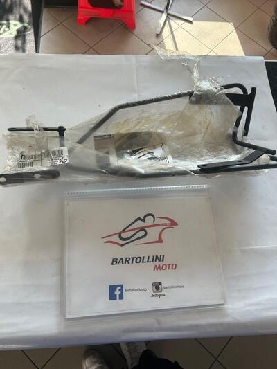 Porta borse laterali per Yamaha FZ1 del 2006