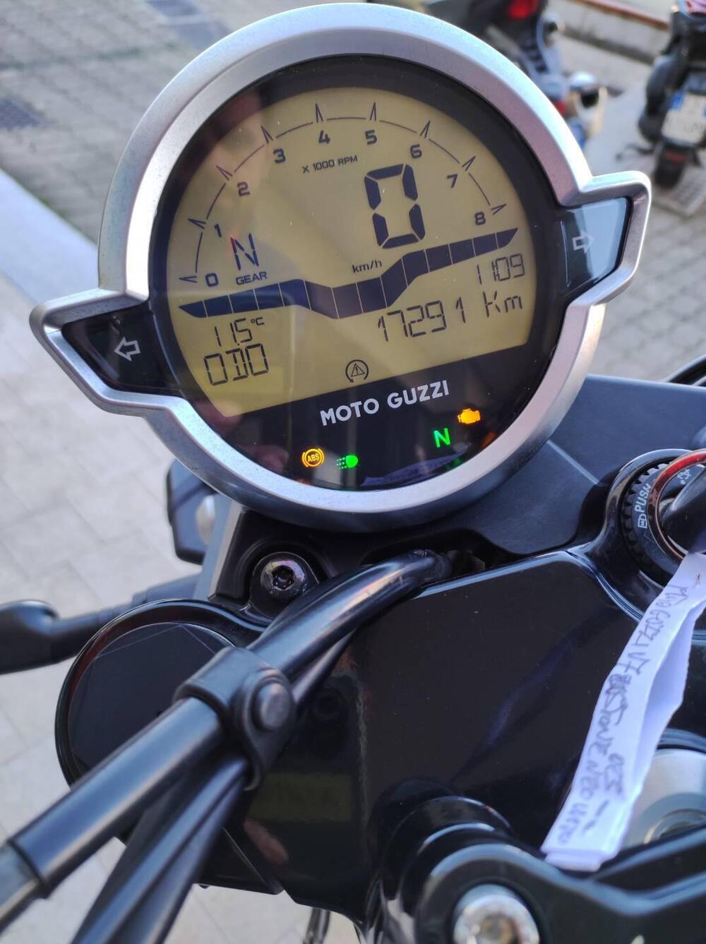 Moto Guzzi V7 Stone (2021 - 24) (2)