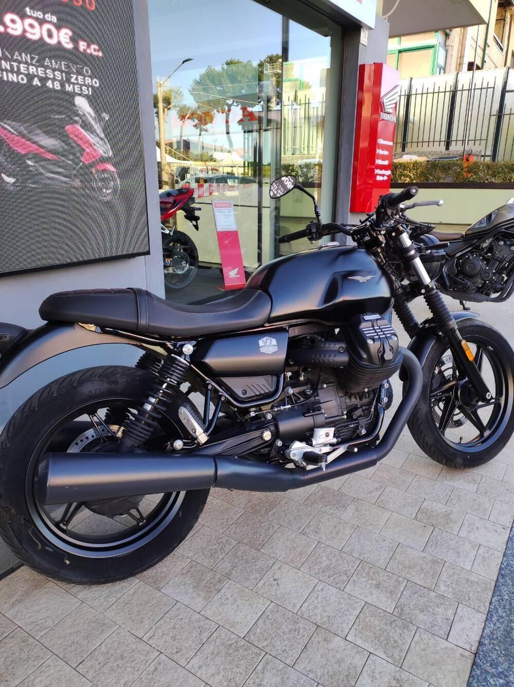 Moto Guzzi V7 Stone (2021 - 24) (5)