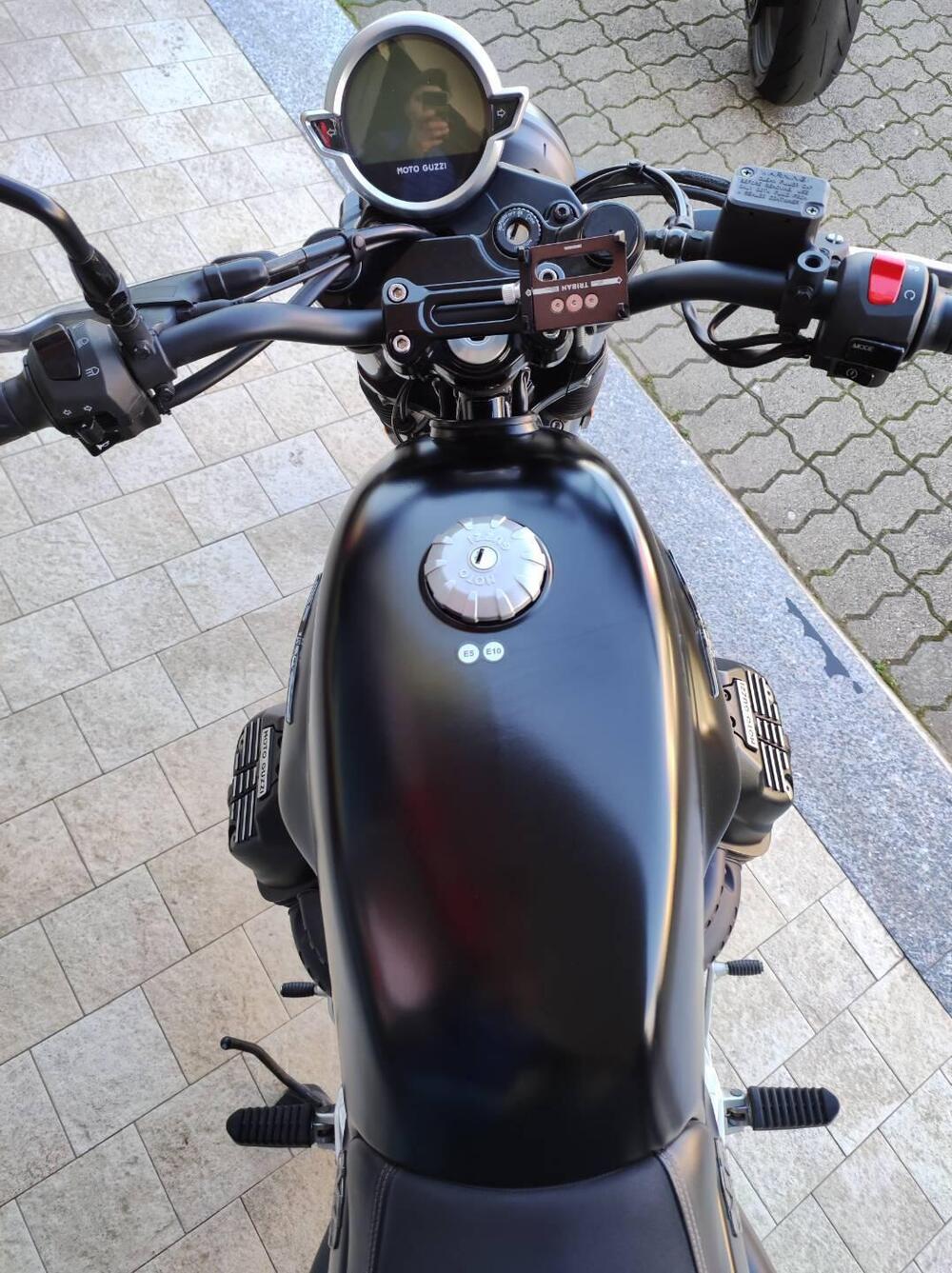 Moto Guzzi V7 Stone (2021 - 24) (6)