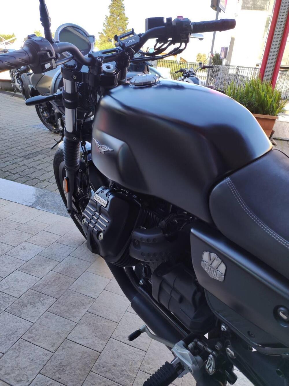 Moto Guzzi V7 Stone (2021 - 24) (7)