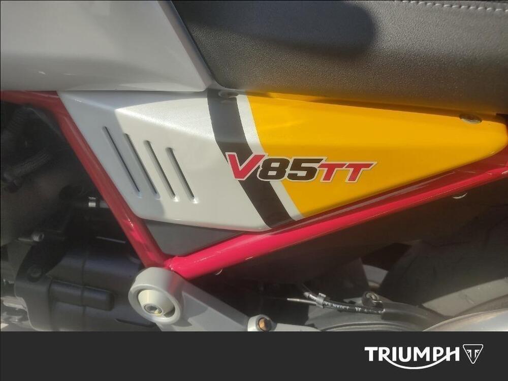Moto Guzzi V85 TT Evocative Graphics (2021 - 23) (2)
