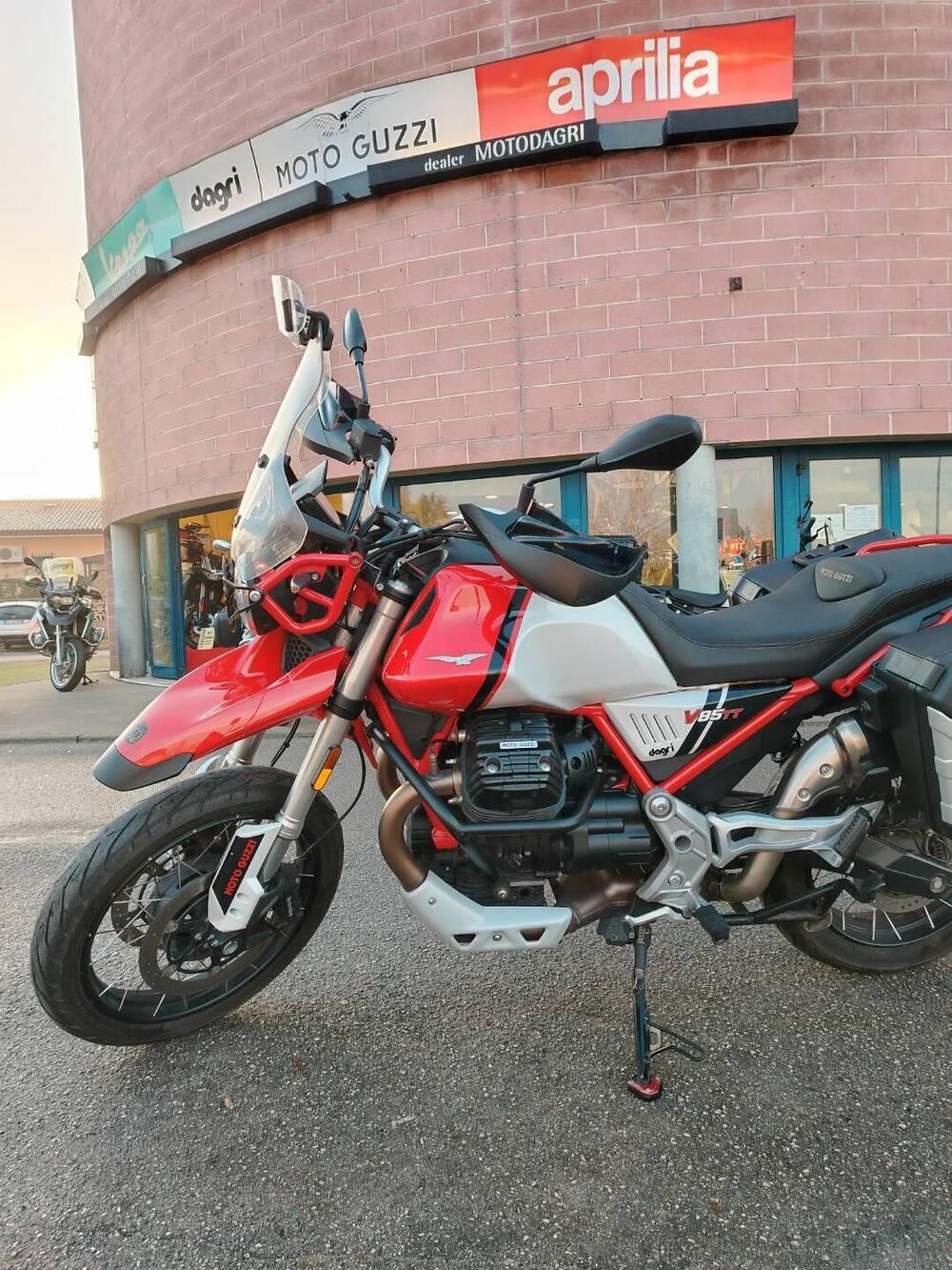 Moto Guzzi V85 TT Evocative Graphics (2021 - 23) (2)