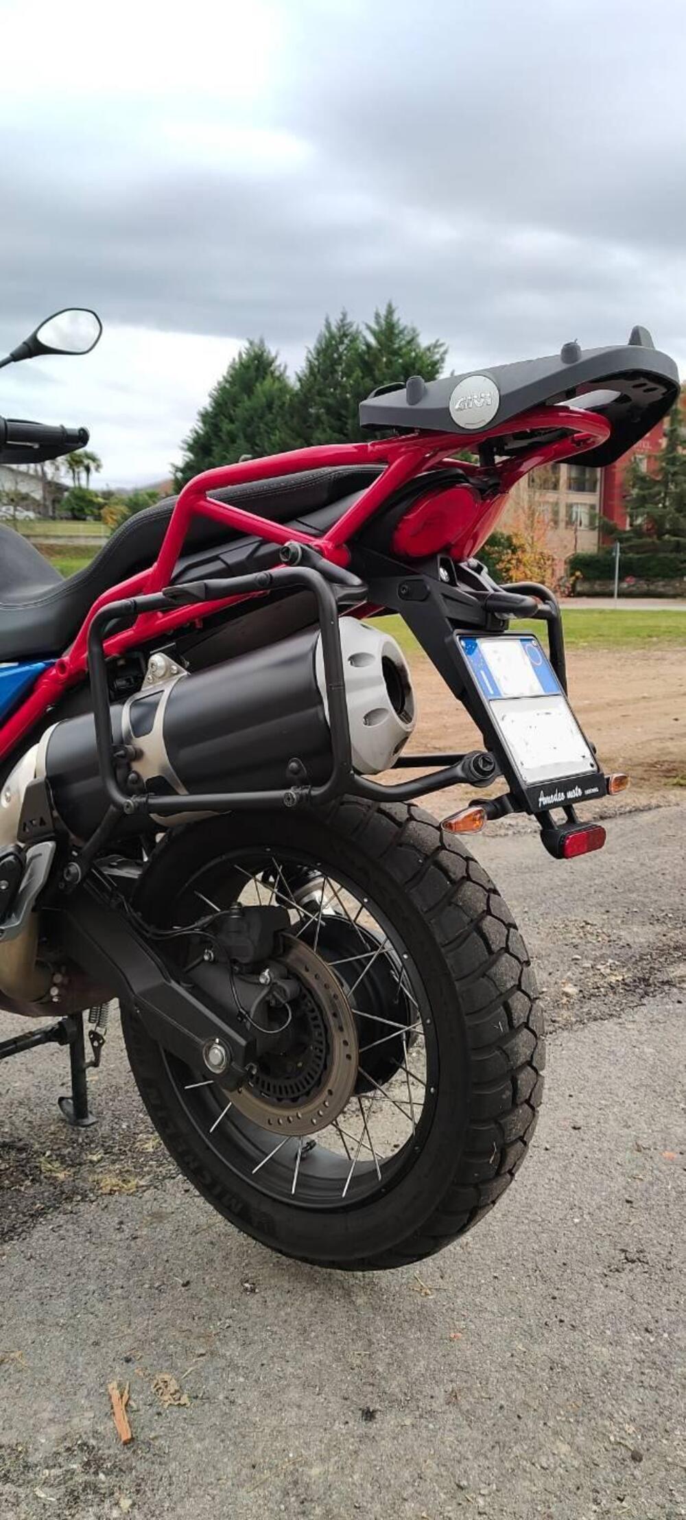 Moto Guzzi V85 TT Evocative Graphics (2021 - 23) (11)