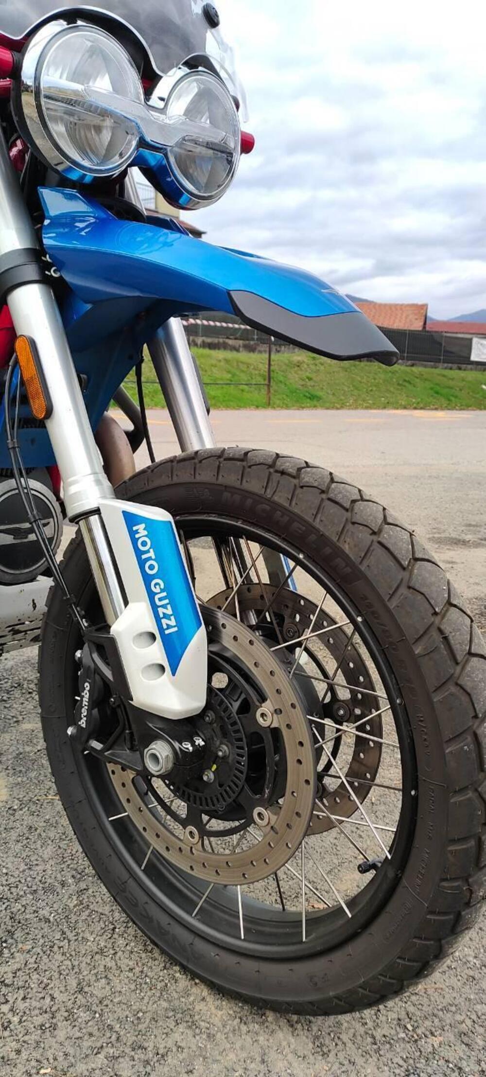 Moto Guzzi V85 TT Evocative Graphics (2021 - 23) (12)