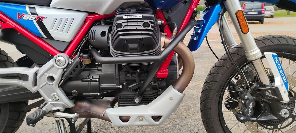 Moto Guzzi V85 TT Evocative Graphics (2021 - 23) (13)