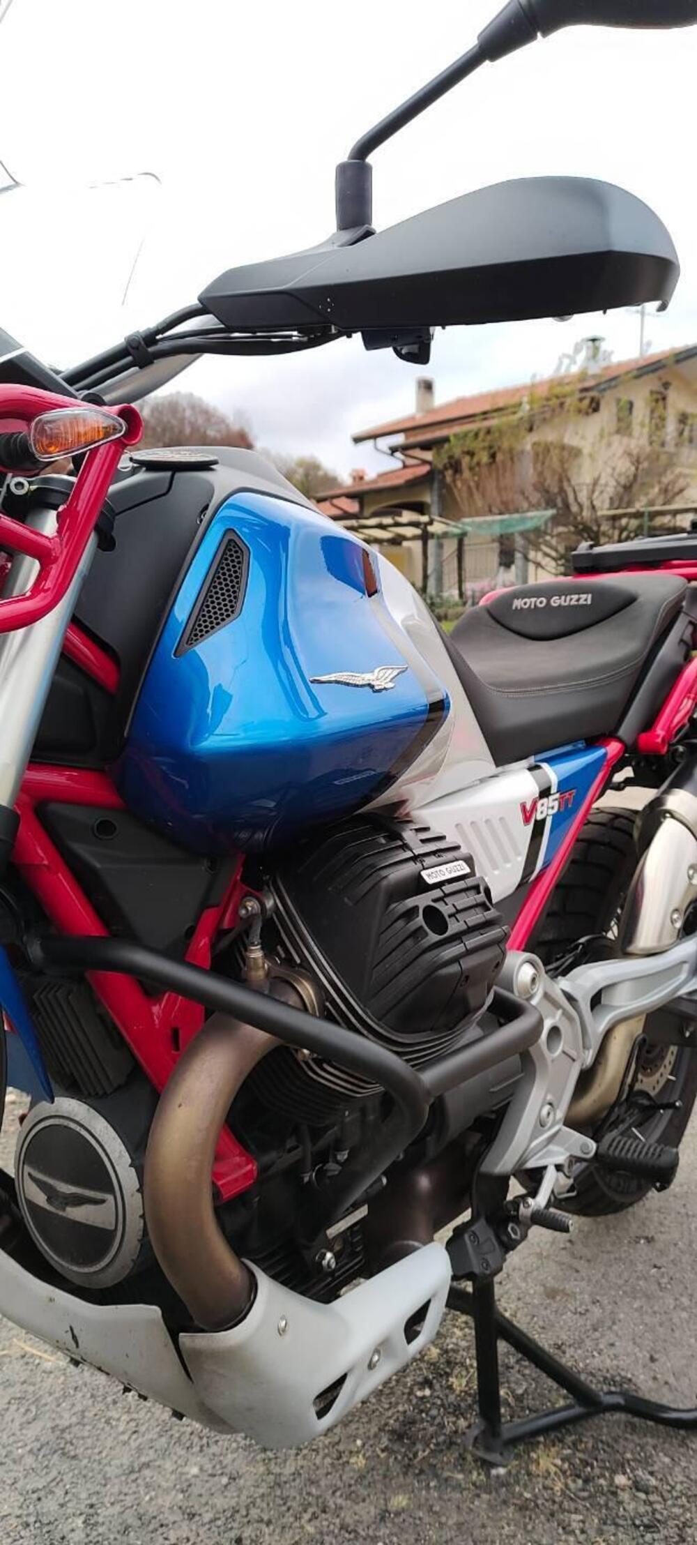 Moto Guzzi V85 TT Evocative Graphics (2021 - 23) (16)