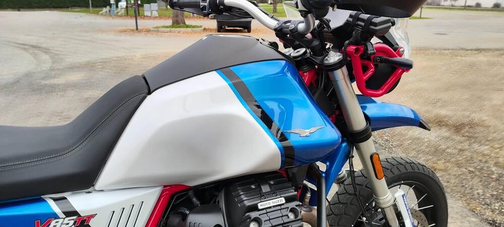 Moto Guzzi V85 TT Evocative Graphics (2021 - 23) (17)