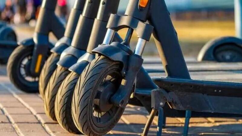 Napoli, donna ferita da un monopattino lanciato dall&rsquo;alto, due minorenni denunciati