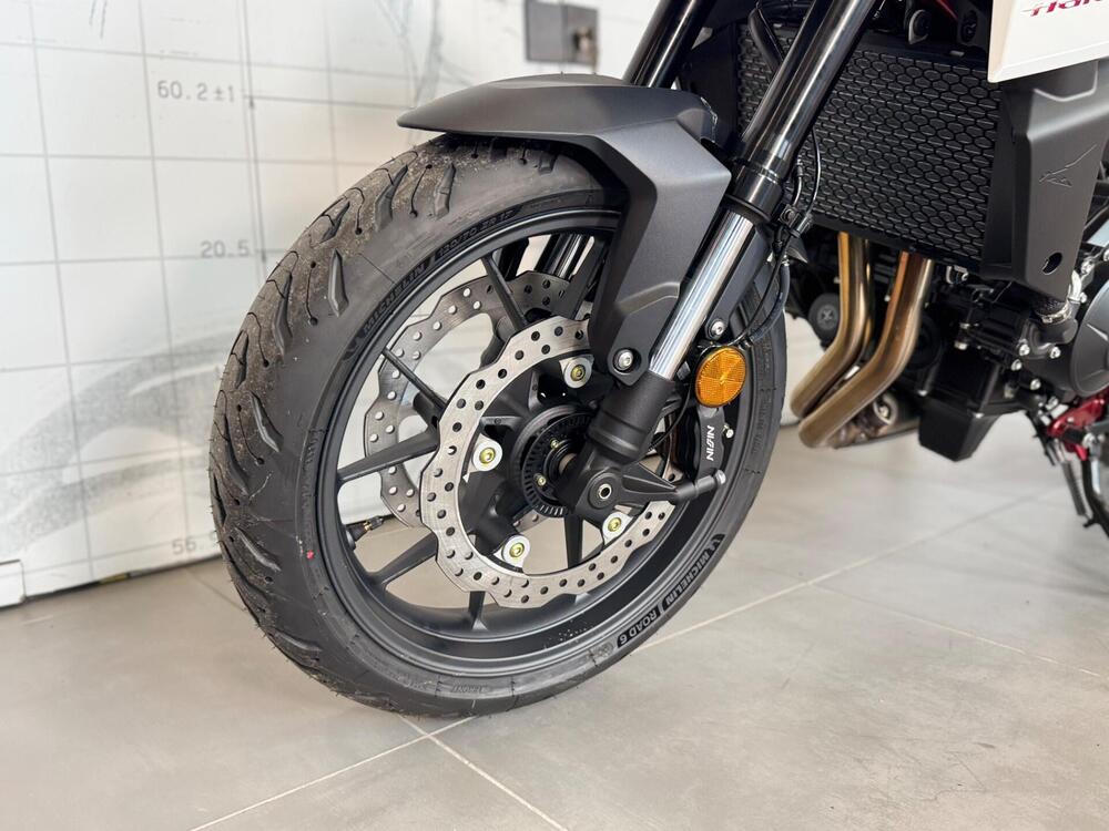 Honda CB 750 Hornet (2025) (14)