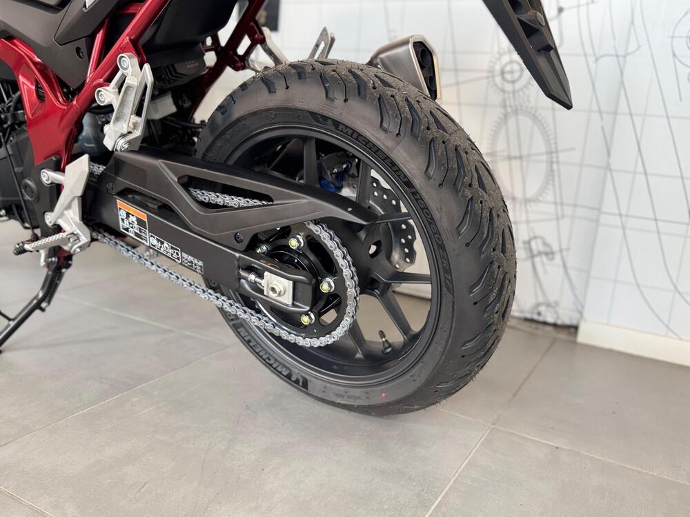 Honda CB 750 Hornet (2025) (16)