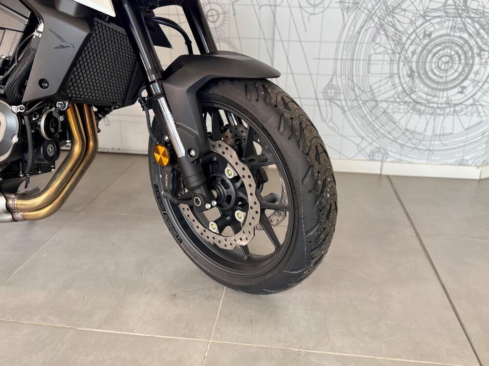 Honda CB 750 Hornet (2025) (8)