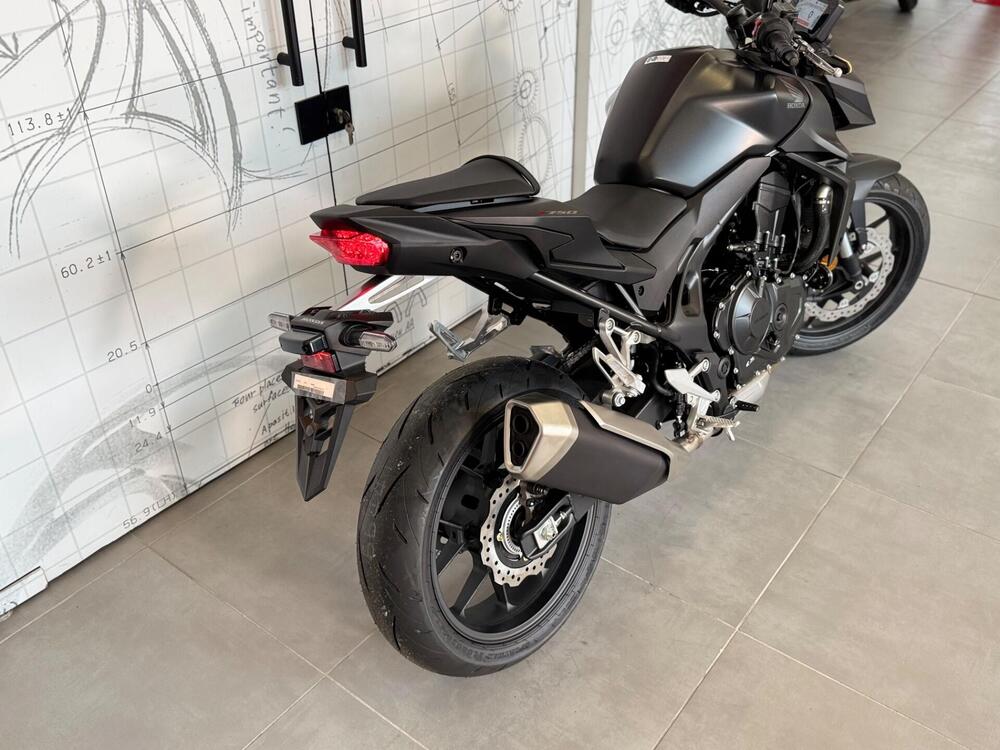 Honda CB 750 Hornet (2025) (10)