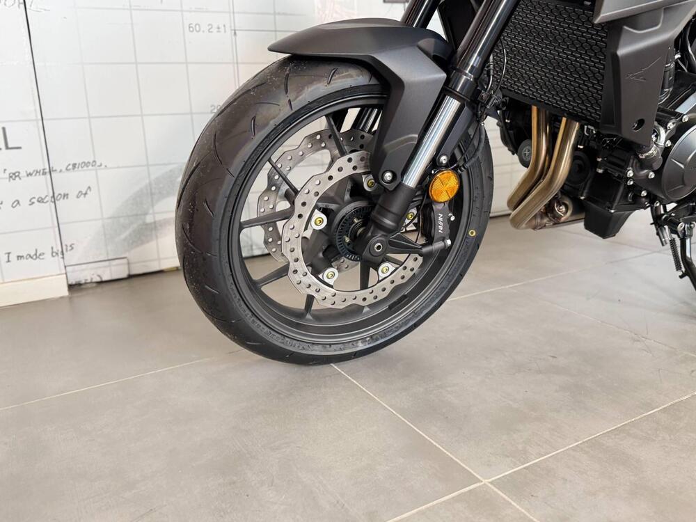 Honda CB 750 Hornet (2025) (11)