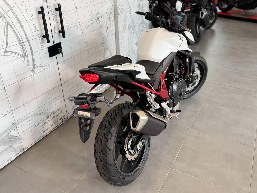 Honda CB 750 Hornet (2025) (12)