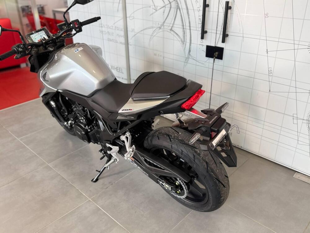 Honda CB 750 Hornet (2025) (14)