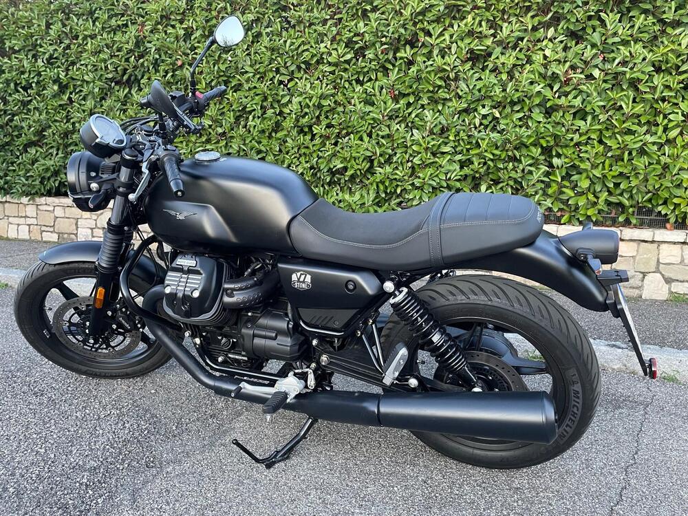 Moto Guzzi V7 Stone (2021 - 24) (2)