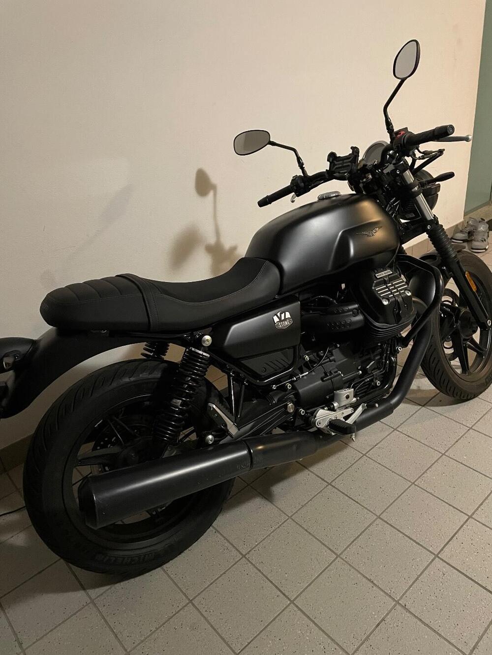 Moto Guzzi V7 Stone (2021 - 24) (4)