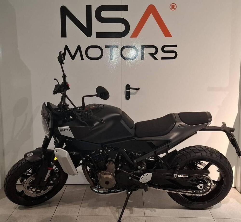 Husqvarna Svartpilen 801 L (2025 - 26) (2)