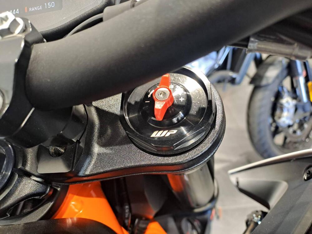 KTM 890 Duke R (2021) (4)