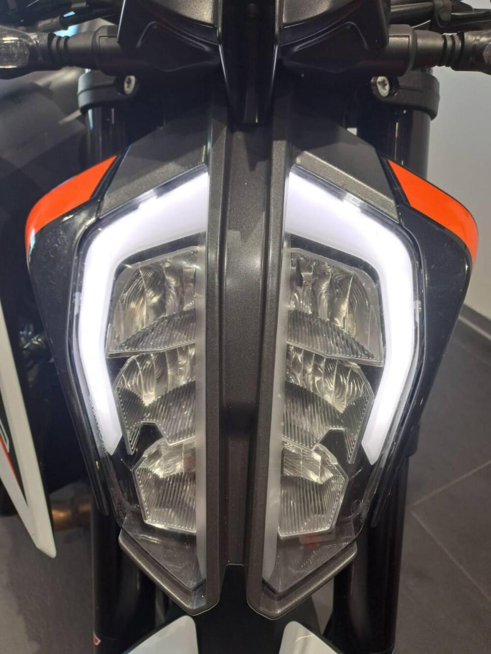 KTM 890 Duke R (2021) (8)