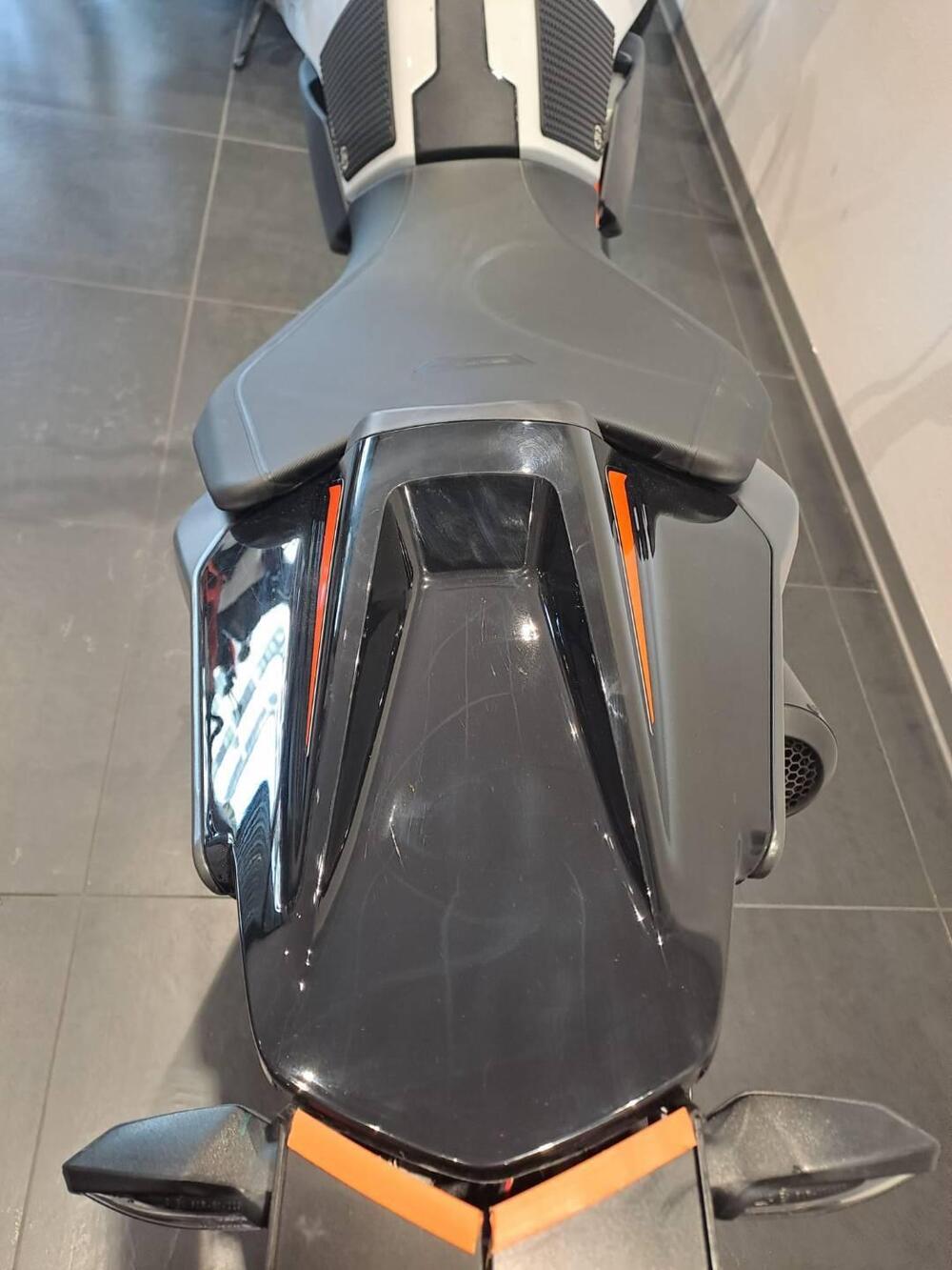 KTM 890 Duke R (2021) (10)