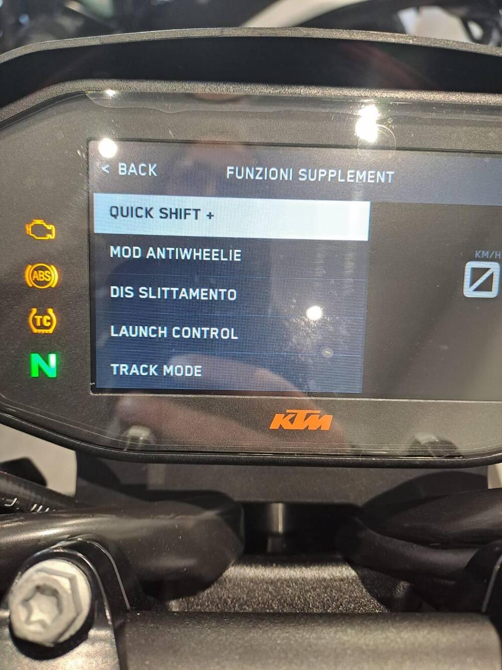 KTM 890 Duke R (2021) (11)