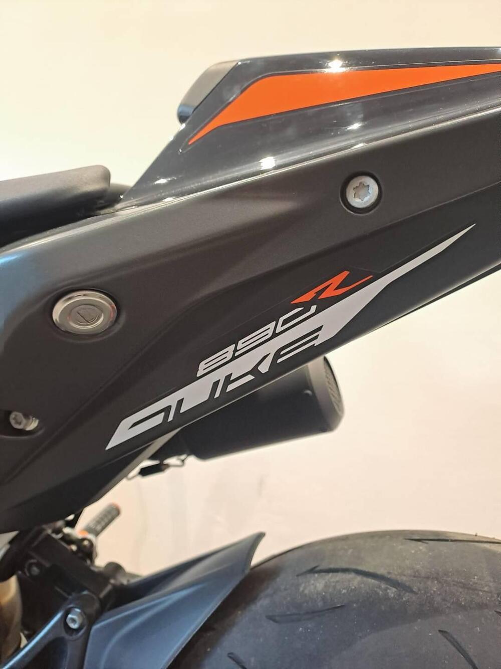 KTM 890 Duke R (2021) (12)