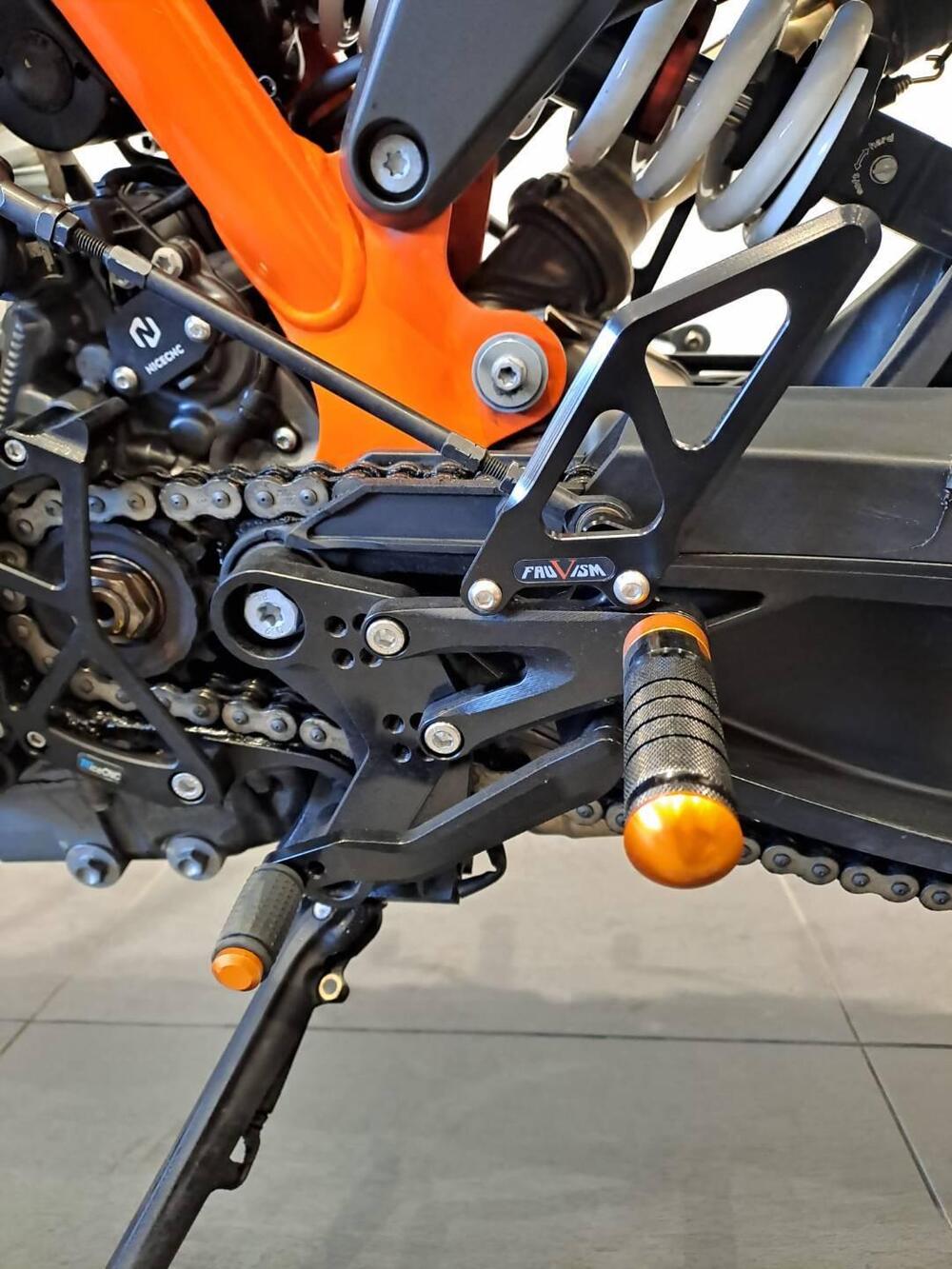 KTM 890 Duke R (2021) (13)
