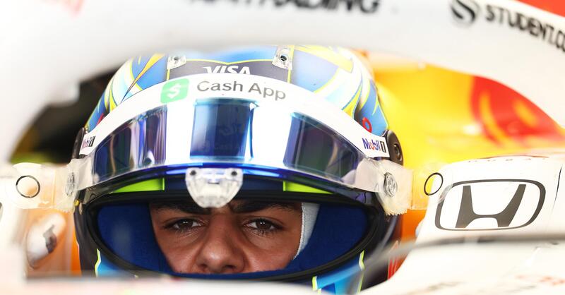 F1, primo incidente dell&rsquo;era 2026: Arvid Lindblad fuori pista a Imola con la Racing Bulls