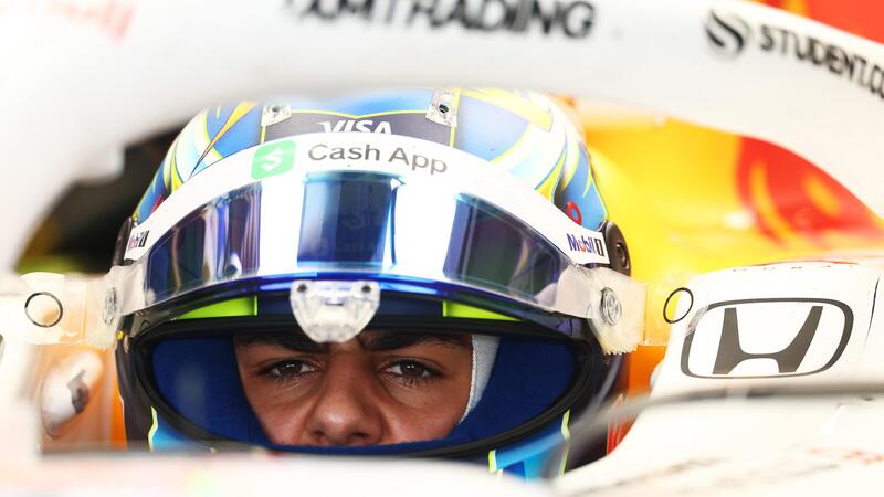 F1, primo incidente dell&rsquo;era 2026: Arvid Lindblad fuori pista a Imola con la Racing Bulls