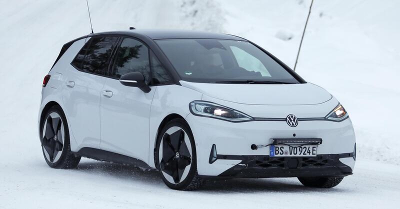 Volkswagen ID.3, secondo facelift in arrivo: nuovo design, interni rivisti e batterie pi&ugrave; economiche (foto spia)
